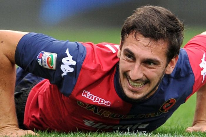 Davide Astori ketika masih memperkuat Cagliari pada 2013.  Bek yang kini memperkuat Fiorentina itu meninggal dunia, Minggu (4/3/2018).
