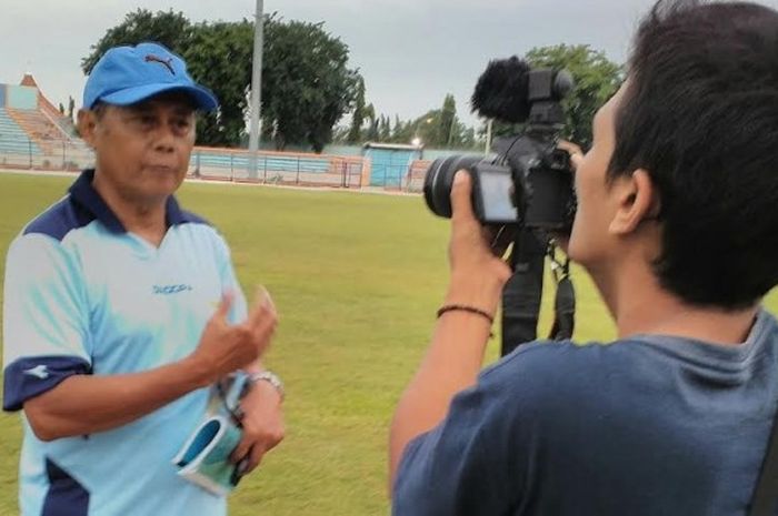 Pelatih Persela, Herry Kiswanto dalam sebuah wawancara seusai memimpin latihan timnya di Stadion Surajaya, Lamongan, Jumat (27/1/2017). 