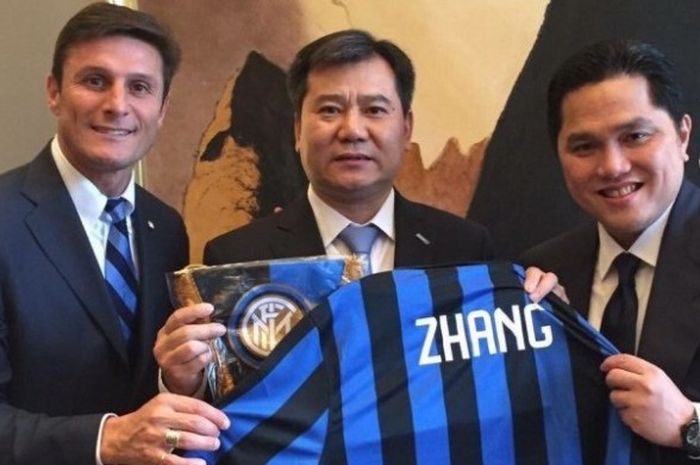 Ketua Suning Group, Zhang Jindong (tengah), diapit oleh Presiden Inter Milan, Erick Thohir, dan Wakil Presiden Javier Zanetti saat peresmian akuisisi saham mayoritas Inter oleh Suning di Nanjing, China, 6 Juini 2016.