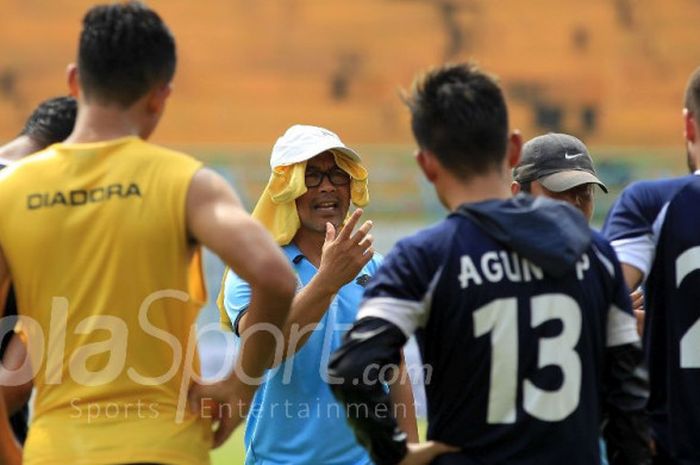 Pelatih Persela Lamongan, Aji Santoso, memberikan instruksi kepada timnya pada sesi latihan tim, Minggu (7/1/2018).