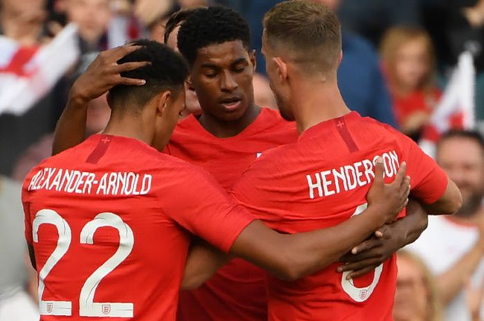 Striker tim nasional Inggris, Marcus Rashford (tengah), merayakan golnya ke gawang Kosta Rika bersama Jordan Henderson (kanan) dan Trent Alexander-Arnold dalam laga uji coba di Stadion Elland Road, Leeds, Inggris, Kamis (7/6/2018).