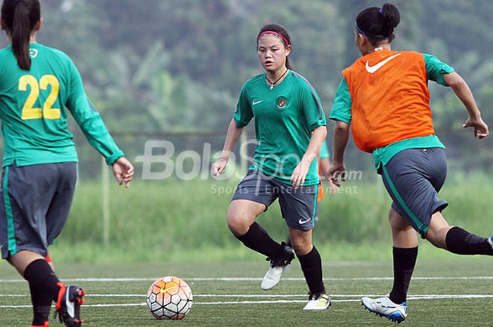 Pemain timnas putri Indonesia, Dhanielle Daphne, saat mengikuti latihan di Lapangan National Youth T