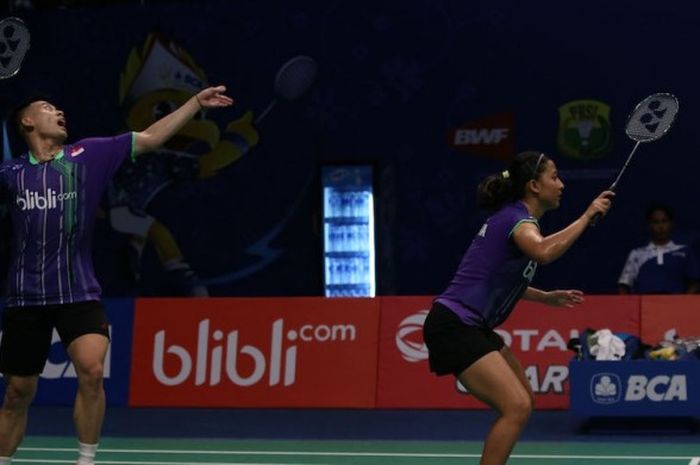 Pasangan ganda campuran Indonesia, Riky Widianto/Richi Puspita Dili, mengembalikan kok dari pasangan Hong Kong, Lee Chun Hei/Chau Hoi Wah, pada babak pertama BCA Indonesia Open Superseries Premier 2016 di Istora Gelora Bung Karno, Senayan, Jakarta, Selasa (31/5/2016).