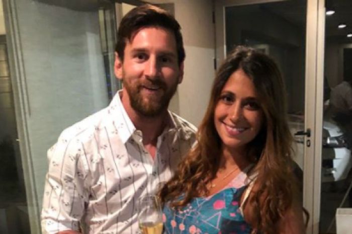 Lionel Messi saat merayakan malam pergantian tahun bersama sang istri, Antonella Roccuzzo, Senin (1/1/2018).