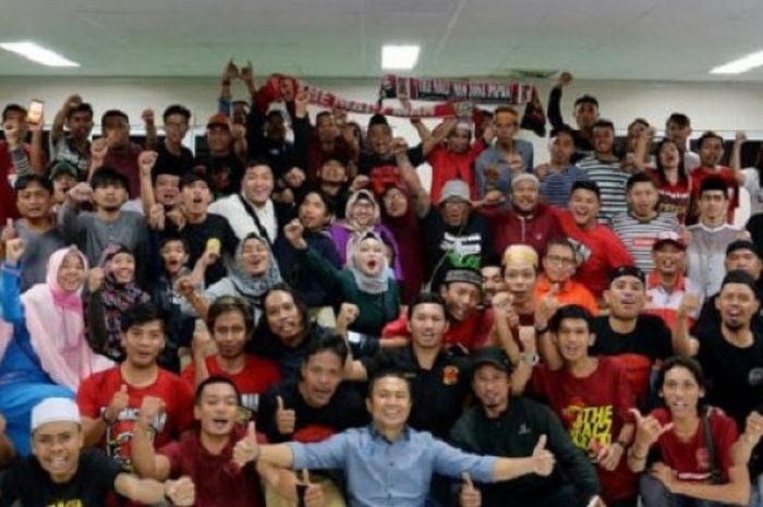 Suporter PSM Makassar yang tergabung dalam The Maczman, menggelar acara halal bi halal di kantor Tri