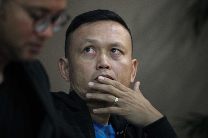 Direktur Teknik Bhayangkara FC, Yeyen Tumena, bereaksi kala menghadiri Forum Diskusi BOLA yang diadakan di Gedung Kompas Palmerah, Jakarta, pada Rabu (8/8/2018).