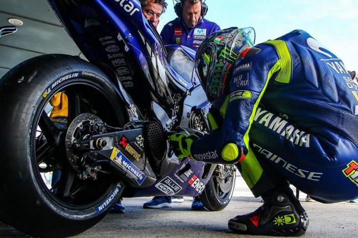 Pebalap Movistar Yamaha, Valentino Rossi, saat melakukan uji coba di Sirkuit Jerez, Spanyol, Kamis (