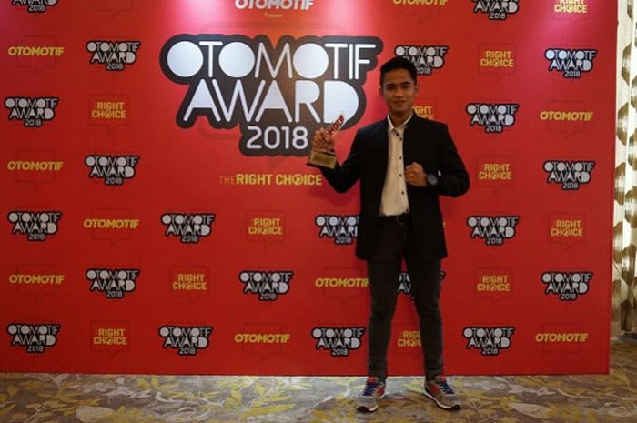 Pebalap Yamaha Racing Indonesia, Galang Hendra Pratama, berpose setelah menerima penghargaan The Best Rider in Motorsport dalam ajang Otomotif Award 2018, Kamis (29/3/2018).