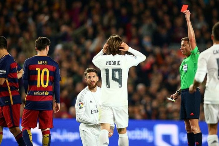 Bek Real Madrid, Sergio Ramos, mendapat kartu merah dari wasit Alejandro Jose Hernandez Hernandez saat melawan Barcelona dalam laga lanjutan Liga Spanyol 2015-2016 di Stadion Camp Nou, Barcelona, (2/4/2016).
