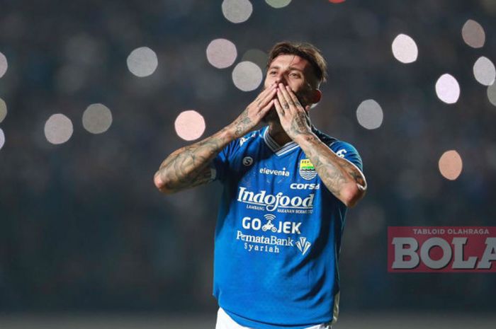 Penyerang Persib Bandung, Jonathan Bauman, merayakan gol ke gawang Persija Jakarta pada laga Liga 1 2018 di Stadion Gelora Bandung Lautan Api (GBLA), Kota Bandung, Minggu (23/9/2018).