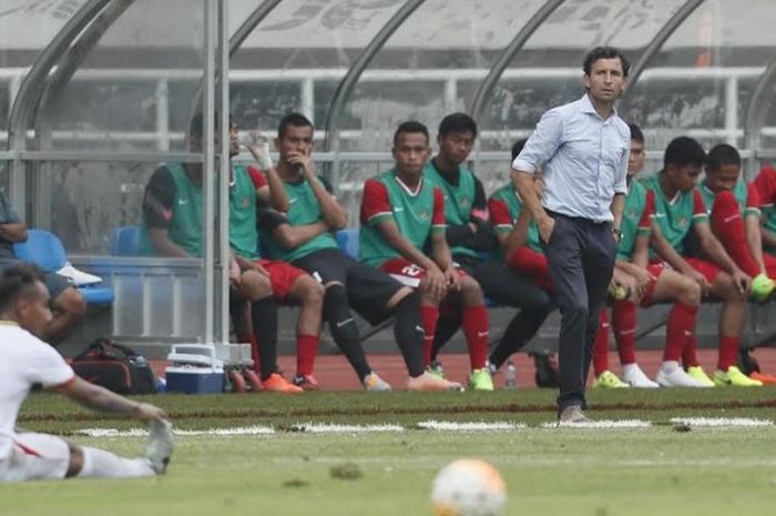 Pelatih timnas Indonesia, Luis Milla, memperhatikan permainan anak asuhnya yang menjamu Myanmar pada uji coba internasional di Stadion Pakansari, Selasa (21/3/2017).