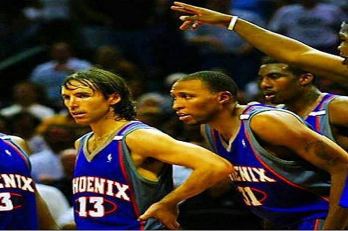 Momen saat Steve Nash (#13) memperkuat Phoenix Suns di NBA.