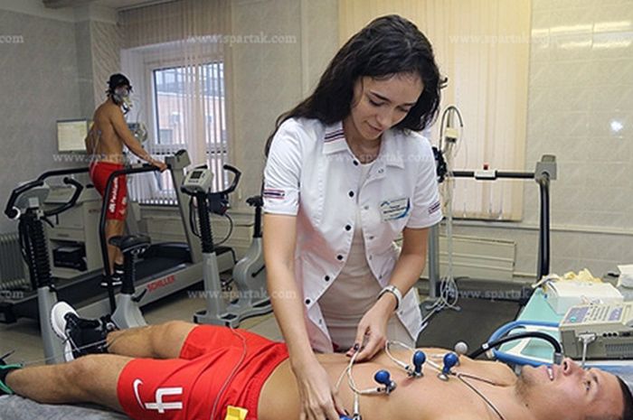 Dokter Victoria Gameeva saat tengah memeriksa salah satu pemain.