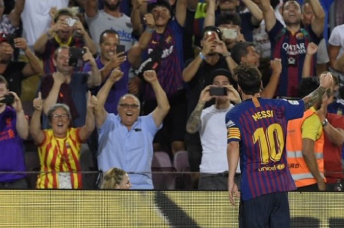 Lionel Messi melakukan selebrasi usai mencetak gol pada laga Barcelona kontra Deportivo Alaves di Camp Nou, Sabtu (18/8/2018).