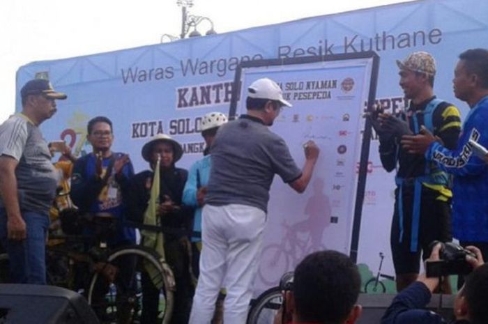Wakil Wali Kota Surakarta, Achmad Purnomo membubuhkan tanda tangan dalam deklarasi Solo kota nyaman bersepeda di Koridor Ngarsopuro Solo, Jawa Tengah, Minggu (25/2/2018).