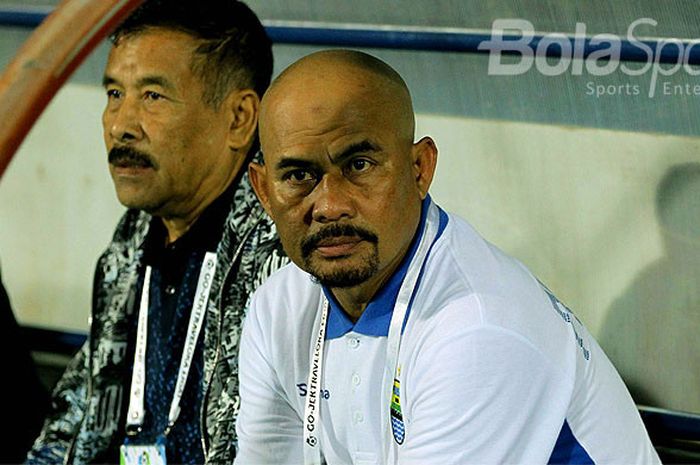 Manajer Persib Bandung, Umuh Muchtar (kiri) dan asisten pelatih, Herrie Setyawan, mengamati jalannya laga antara Persib Bandung melawan Arema FC dalam laga pekan ke-19 Liga 1 Stadion Kanjuruhan Malang, Jawa Timur, Sabtu (12/08/2017) malam.