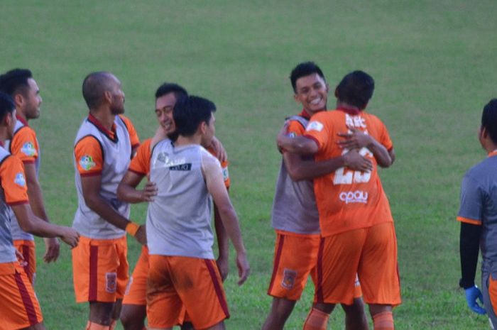 Sultan Samma (tengah) mendapat pelukan dari Wahyudi Hamisi usai menjadi penentu kemenangan Borneo FC atas PS TNI dengan skor 1-0 di Stadion Segiri, Samarinda, Kalimantan Timur, Minggu (13/8/2017) pukul 19.00 Wita.