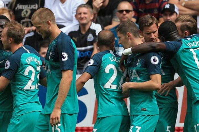 Pemain Tottenham Hotspur merayakan gol Jan Vertonghen ke gawang Newcastle United pada laga Liga Inggris di Stadion St James' Park, Newcastle-upon-Tyne, 11 Agustus 2018.