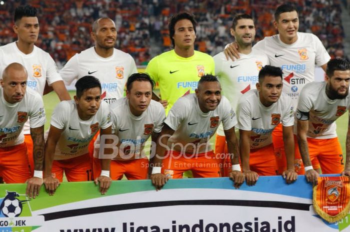   Pose bersama pemain Borneo FC sebelum dijamu Persija pada laga pekan keempat Liga 1 2018 di SUGBK, Sabtu (14/4/2018).   