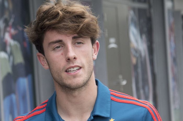 Bek timnas Spanyol, Alvaro Odriozola, jelang melakukan jumpa pers seusai sesi latihan tim di City of Football Las Rozas, Madrid, Spanyol, pada 30 Mei 2018.