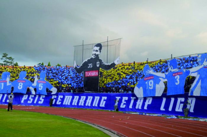   Koreo suporter PSIS Semarang saat laga melawan Persib Bandung di Stadion Moch Soebroto, Magelang, 