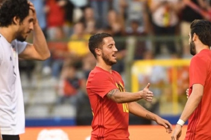 Eden Hazard dan Yannick Ferreira-Carrasco merayakan gol Belgia ke gawang Mesir pada laga uji coba di Stadion King Baudouin, Brussels, 6 Juni 2018. 