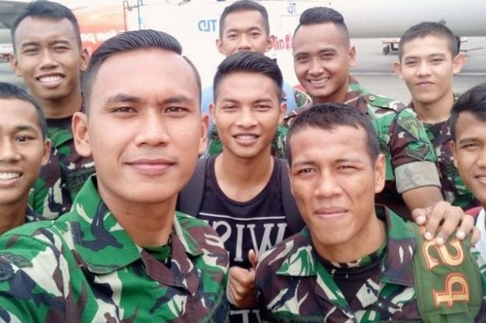Para pesepak bola yang juga anggota TNI pose bersama sesampainya di Bandara Kuala Namu, Deli Serdang pada Selasa (24/1/2017) sore.