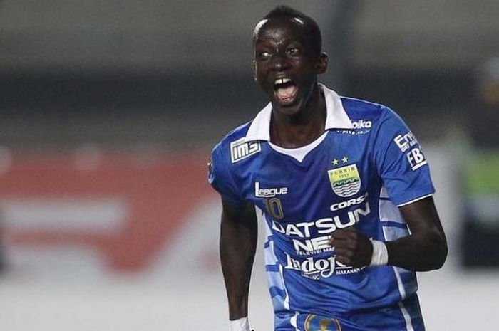  Makan Konate merayakan gol Persib Bandung ke gawang Mitra Kukar, Sabtu (26/9/2015). 