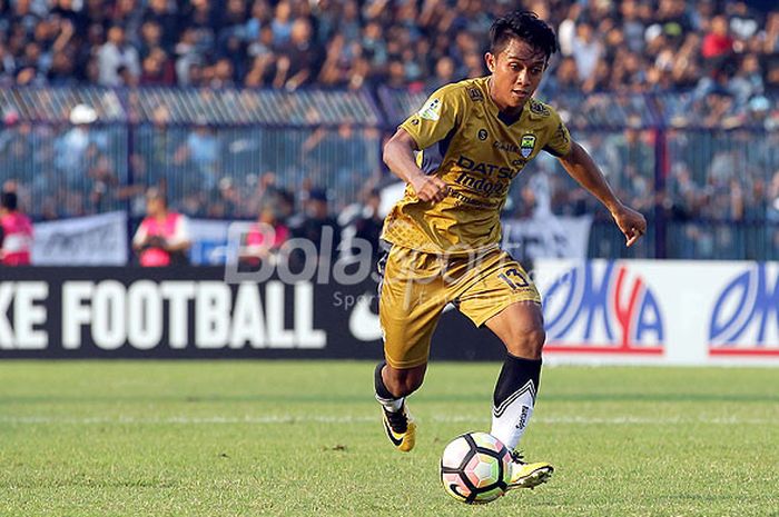 Aksi gelandang Persib Bandung, Febri Hariyadi, saat tampil melawan Persela Lamongan dalam laga pekan ke-31 Liga 1 di Stadion Surajaya Malang, Jawa Timur, Minggu (22/10/2017) sore.