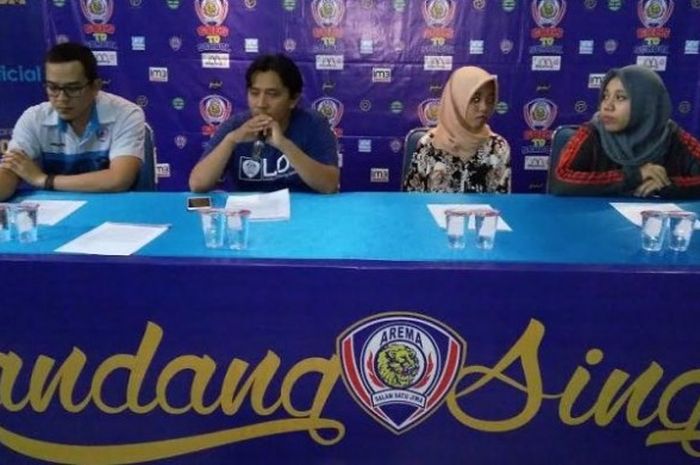 Media Officer Arema, Sudarmaji memberikan keterangan soal program Goes To School dari manajemen klub berjulukan Singo Edan pada Kamis (28/4/2016). 