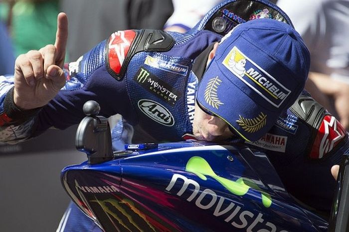 Pebalap tim Movistar Yamaha, Maverick Vinales,merayakan kemenangan dengan mencium motornya di area Parc Ferme Sirkuit Le Mans seusai lomba MotoGP Prancis, (21/5/2017).