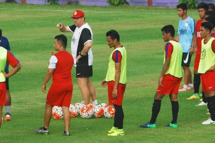 Pelatih Robert Rene Alberts memimpin latihan pemain PSM Makassar di lapangan Banteng, Seminyak, Bali, Selasa (24/1/2017) sore. 