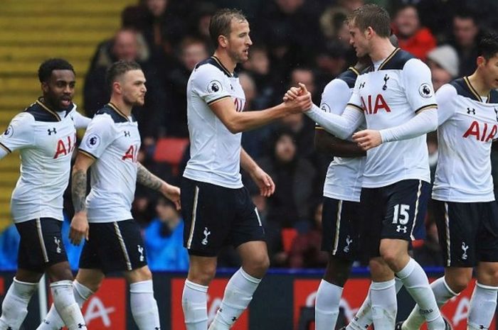 Striker Tottenham, Harry Kane, merayakan gol yang ia cetak ke gawang Watford pada laga Premier League di Vicarage Road, Minggu (1/1/2017).