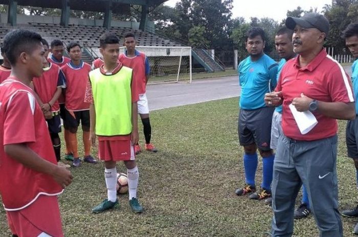 Pelatih Timnas Indonesia, Fakhri Husaini, memberikan pengarahan kepada peserta seleksi timmas di Medan.