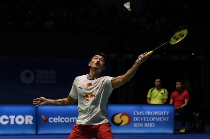 Pebulu tangkis tunggal putra China, Lin Dan, mengembalikan kok yang dilepas sang lawan, Son Wan-ho (Korea Selatan), pada laga semifinal Malaysia Terbuka di Stadium Perpaduan, Kuching, Sabtu (8/4/2017). Lin menang 27-25, 19-21, 21-16.