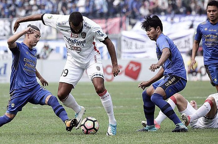 Dua pemain Persib Bandung, Kim Kurniawan (kiri) dan Achmad Jufriyanto (kanan), mengawal ketat striker Bali United, Sylvano Comvalius, dalam laga lanjutan Liga 1 di Stadion Si Jalak Harupat, Bandung, pada Kamis (21/9/2017).