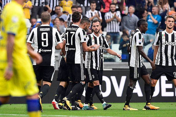 Pemain Juventus merayakan gol setelah gelandang Chievo, Perparim Hetemaj, melakukan gol bunuh diri saat kedua tim bertemu dalam laga lanjutan Liga Italia 2017-20178 di Stadion Allianz, Turin, Italia, pada 9 September 2017.