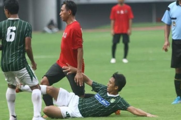 Bek dengan status seleksi, Kurniawan Karman, terjatuh saat membela Persebaya kontra Persigo Semeru FC pada uji coba di Gelora Bung Tomo, Surabaya, Sabtu (1/4/2017). 