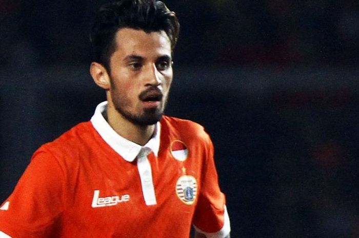   Gestur gelandang Persija Jakarta, Stefano Lilipaly, saat melawan Gamba Osaka dalam pertandingan pe