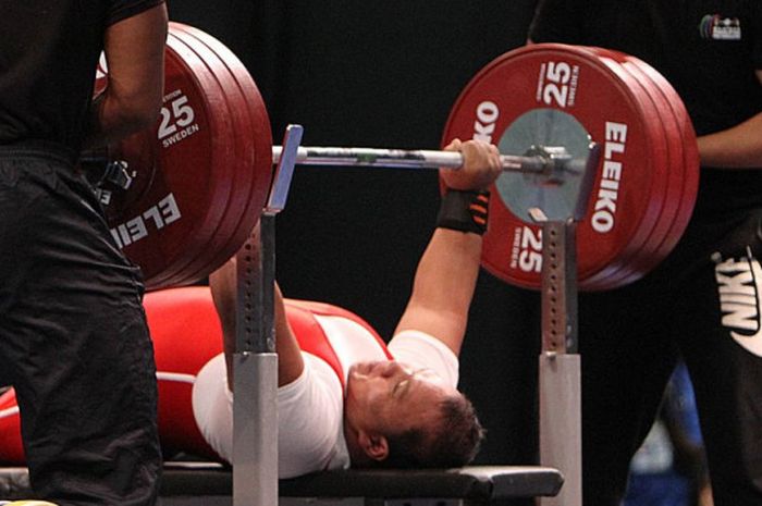 Lifter difabel Indonesia, Anto Boi, saat mengangkat beban pada kelas 88 kg putra ASEAN Para Games 20