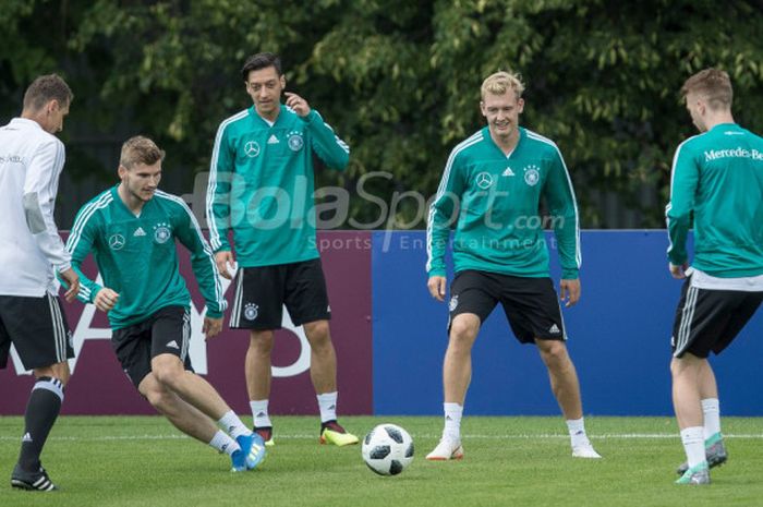 Dua pemain Timnas Jerman, Timo Werner (kedua dari kiri) dan Mesut Oezil (tengah), serius mempersiapkan diri dalam latihan perdana menjelang Piala Dunia 2018 di Pusat Olahraga CSKA di Vatutinki, Moskow, Rabu (13/6/2018).