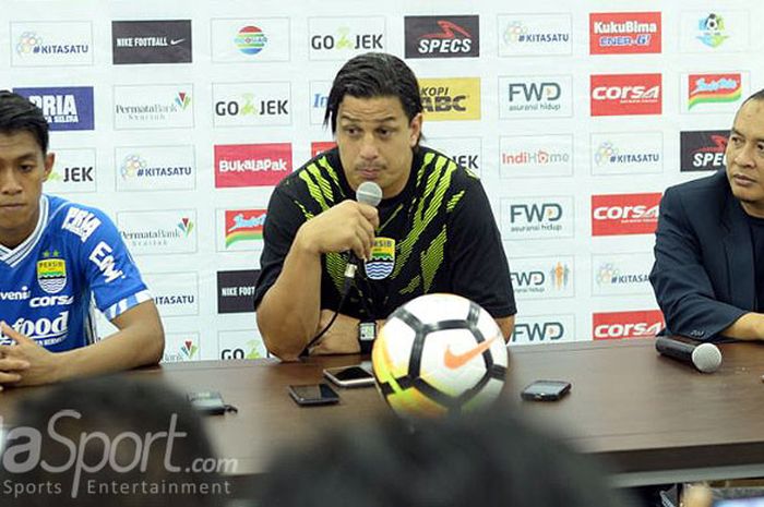 Asisten pelatih Persib Bandung, Fernando Soler (tengah), didampingi pemainnya, Febri Haryadi, memberikan keterangan dalam konfrensi pers usai laga Persib Bandung kontra PS Tira pada pekan pertama Liga 1 2018 di di Stadion Gelora Bandung Lautan Api, Senin (26/3/2018).