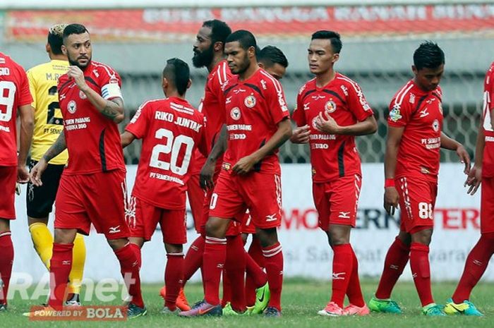 Pemain Semen Padang bersiap memulai laga melawan Bhayangkara FC pada laga pekan ketujuh Liga 1 musim 2017 di Stadion Patriot, Kota Bekasi, Sabtu (20/5/2017) sore.  