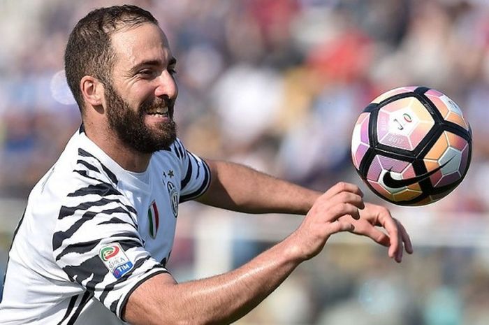 Aksi penyerang Juventus, Gonzalo Higuain, saat melawan Pescara dalam laga lanjutan Liga Italia 2016-2017 di Stadion Adriatico, Pescara, pada 15 April 2017.