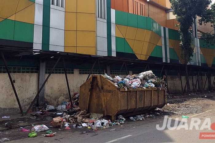 Pemandangan bagian belakang Stadion Teladan yang menjadi tempat penampungan sampah.