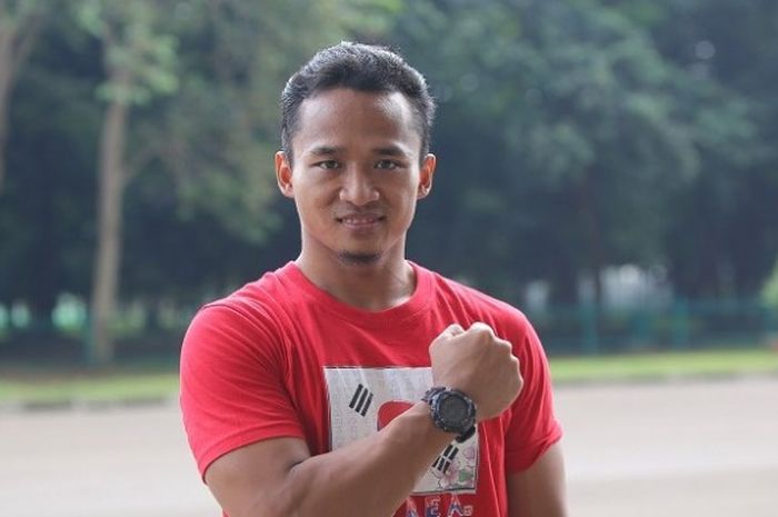 Lifter putra Indonesia, Triyatno, berpose, seusai menjalani latihan persiapan Olimpiade Rio 2016 di Pintu Kuning, Senayan, Jakarta, Sabtu (2/7/2016).