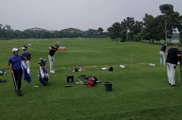 Para pegolf amatir Indonesia berlatih langsung dengan dua pegolf papan atas dunia, Justin Rose dan Henrik Stenson, di Royale Golf Club, Jakarta Timur, Selasa (11/12/2018).