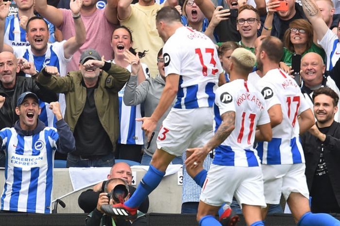 Pemain Brighton & Hove Albion, Pascal Gross, melakukan selebrasi setelah mencetak gol ke gawang Manchester United dari titik penalty pada laga kedua Liga Inggris di Stadion American Express Community, Minggu (19/8/2018) malam WIB.