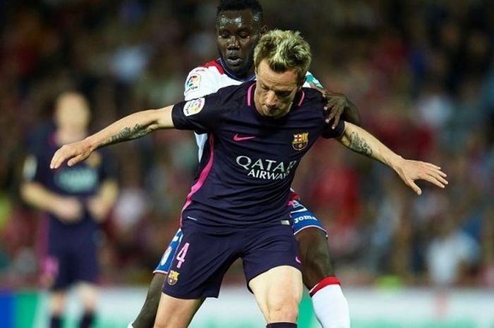 Gelandang FC Barcelona, Ivan Rakitic, beraksi pada laga Liga Spanyol kontra Granada CF di Estadio Nuevo Los Carmenes, Granada, Spanyol, pada 2 April 2017.