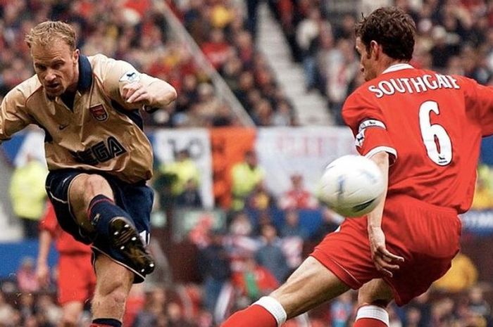 Dennis Bergkamp (kiri) dari Arsenal melepaskan tembakan yang melewati Gareth Southgate (Middlesbrough) dalam laga Piala FA di Old Trafford, Manchester, 14 April 2002.